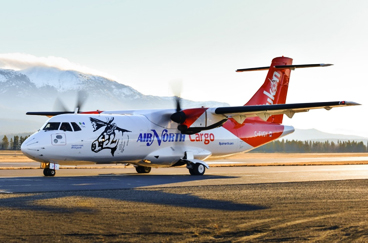 Un avion d’Air North Cargo se pr&eacute;pare &agrave; atterrir dans une communaut&eacute; &eacute;loign&eacute;e.